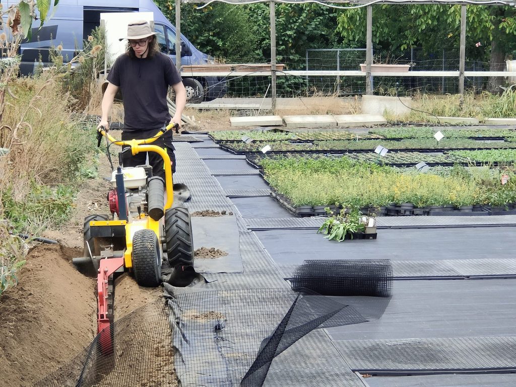 Einbau eines engmaschigen Schutzgitters in einem Graben am Rand des neuen Containerfeldes der Gärtnerei Hüskes.